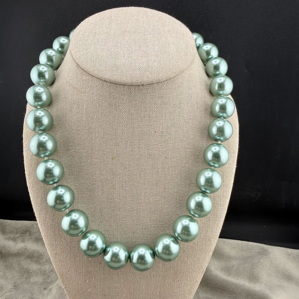 Vintage Necklace Retro Beaded Mint Green Acrylic Chunky 18”